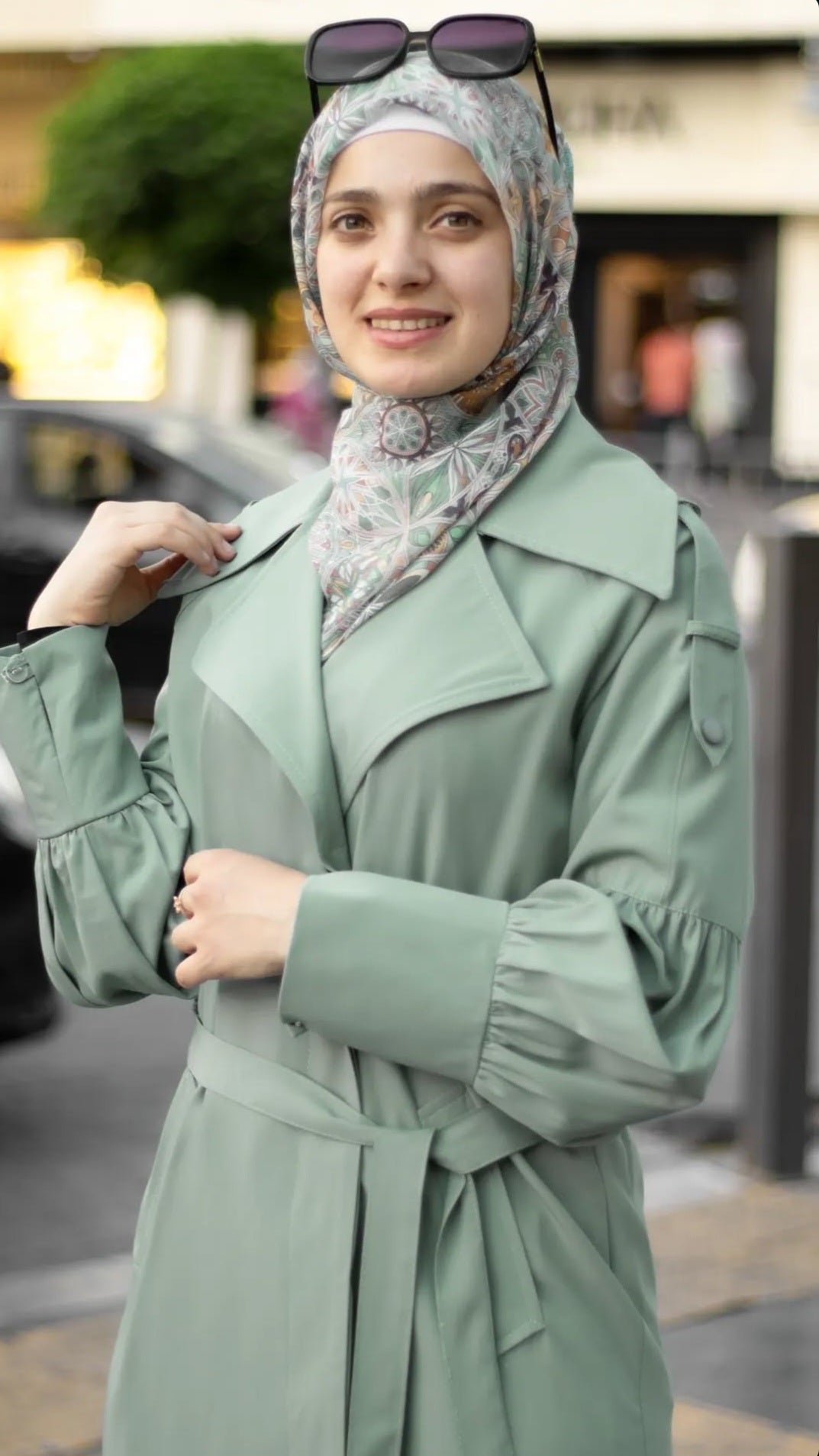Syrian trench coat, how many sleeves?